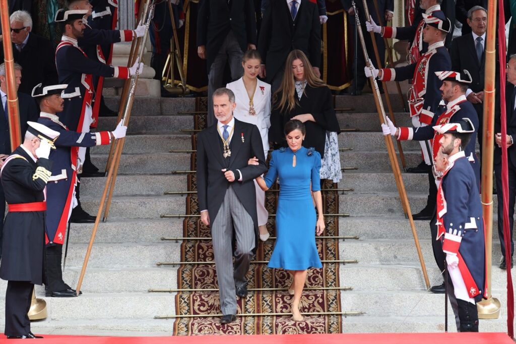 El rey Felipe VI, la reina Letizia, la princesa Leonor y la infanta Sofía tras el acto de la jura de la Constitución