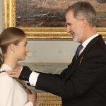 El rey Felipe VI le impone a su hija, la princesa Leonor, el Collar de la Real y Muy Distinguida Orden de Carlos III