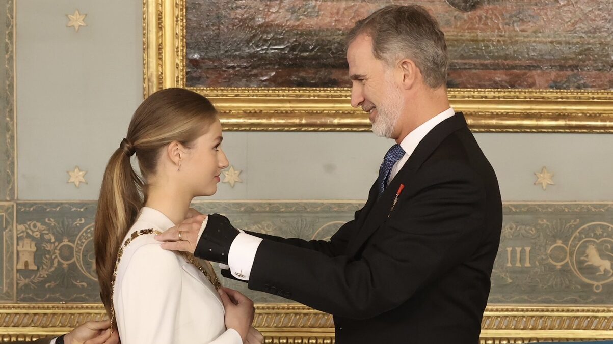 El rey Felipe VI le impone a su hija, la princesa Leonor, el Collar de la Real y Muy Distinguida Orden de Carlos III