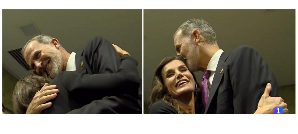 El rey Felipe abraza y besa a la reina Letizia en los premios Princesa de Asturias 2023