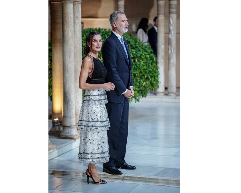 El rey Felipe y la reina Letizia, con vestido de Carolina Herrera, en la Cumbre de Granada