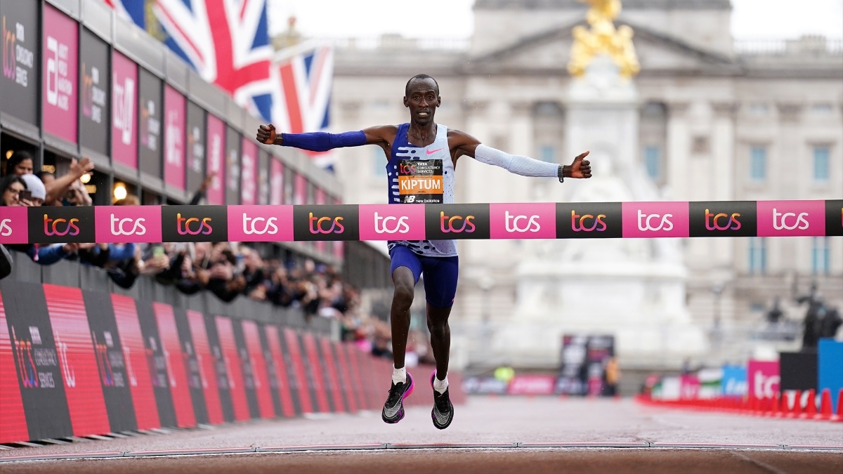 Kelvin Kiptum ganando la maratón de Londres