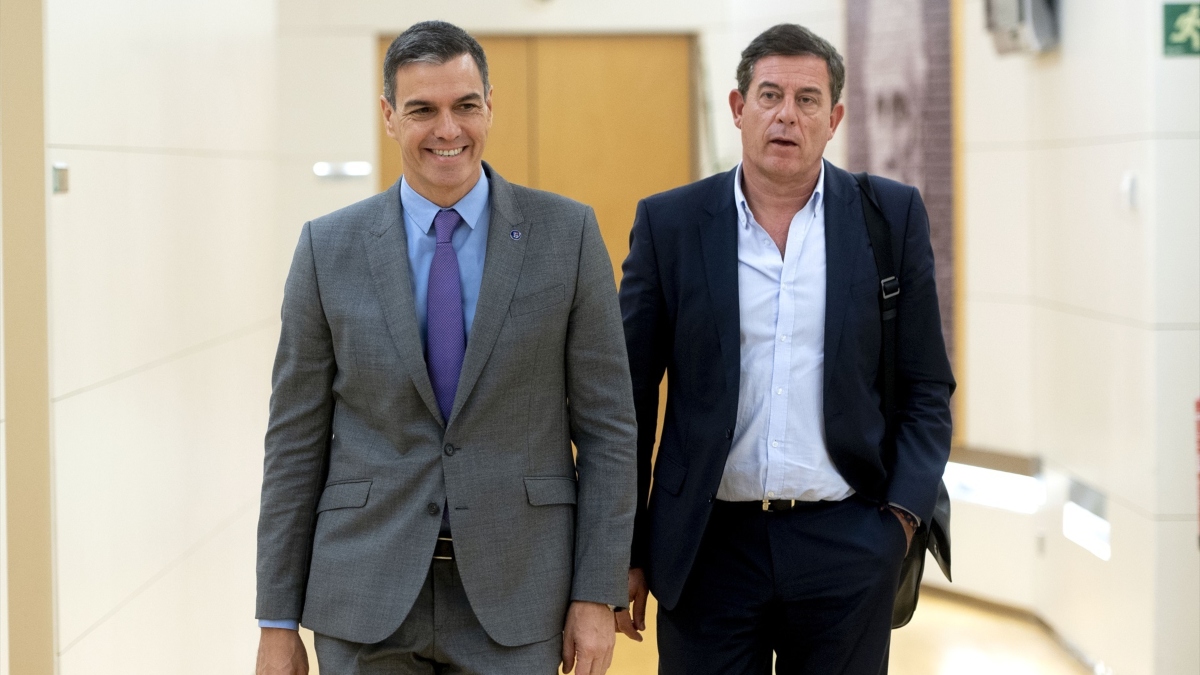 Pedro Sánchez y Gómez Besteiro durante la ronda de contactos con el BNG el 10 de octubre
