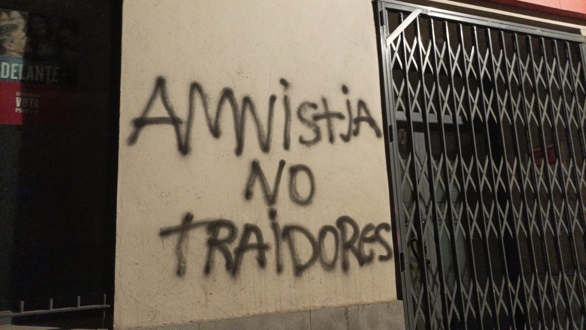 "Amnistía no, traidores" pintado en la fachada de la sede del PSOE en Monzón