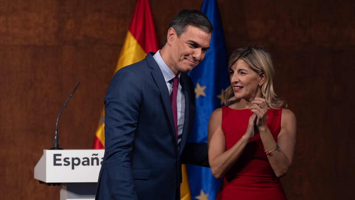Pedro Sánchez y Yolanda firman un acuerdo PSOE-Sumar que apuesta por combatir el paro juvenil