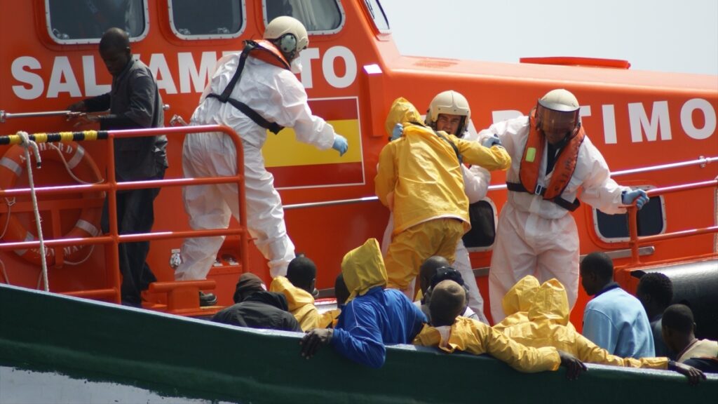 Salvamento marítimo rescata un cayuco con un fallecido y más de 15 heridos en el sur de Tenerife