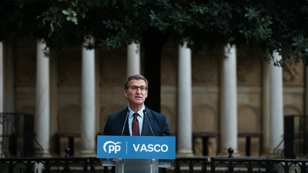 El plan de Feijóo para 'arañar' votos a PNV y Junts: mucha economía y 'galleguizar' el PP vasco y catalán
