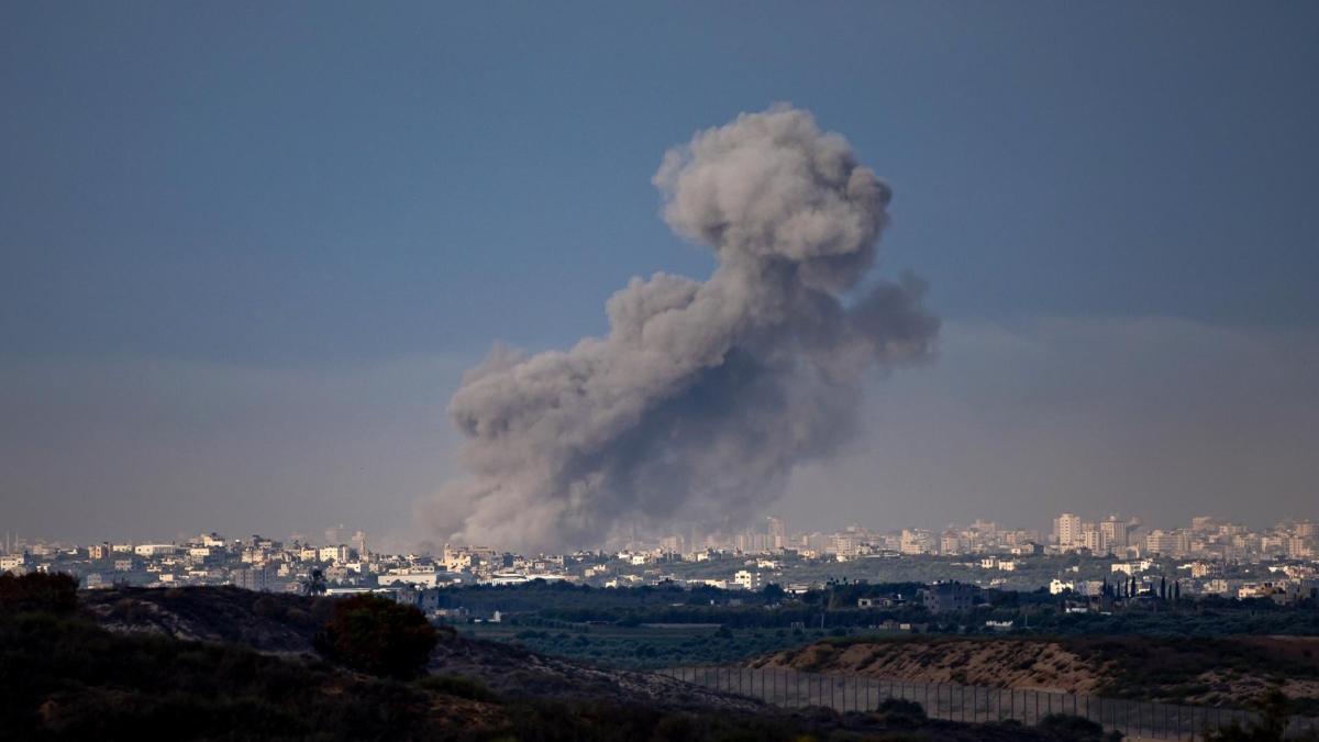 El humo se eleva desde la parte norte de la Franja de Gaza como resultado de un ataque aéreo israelí