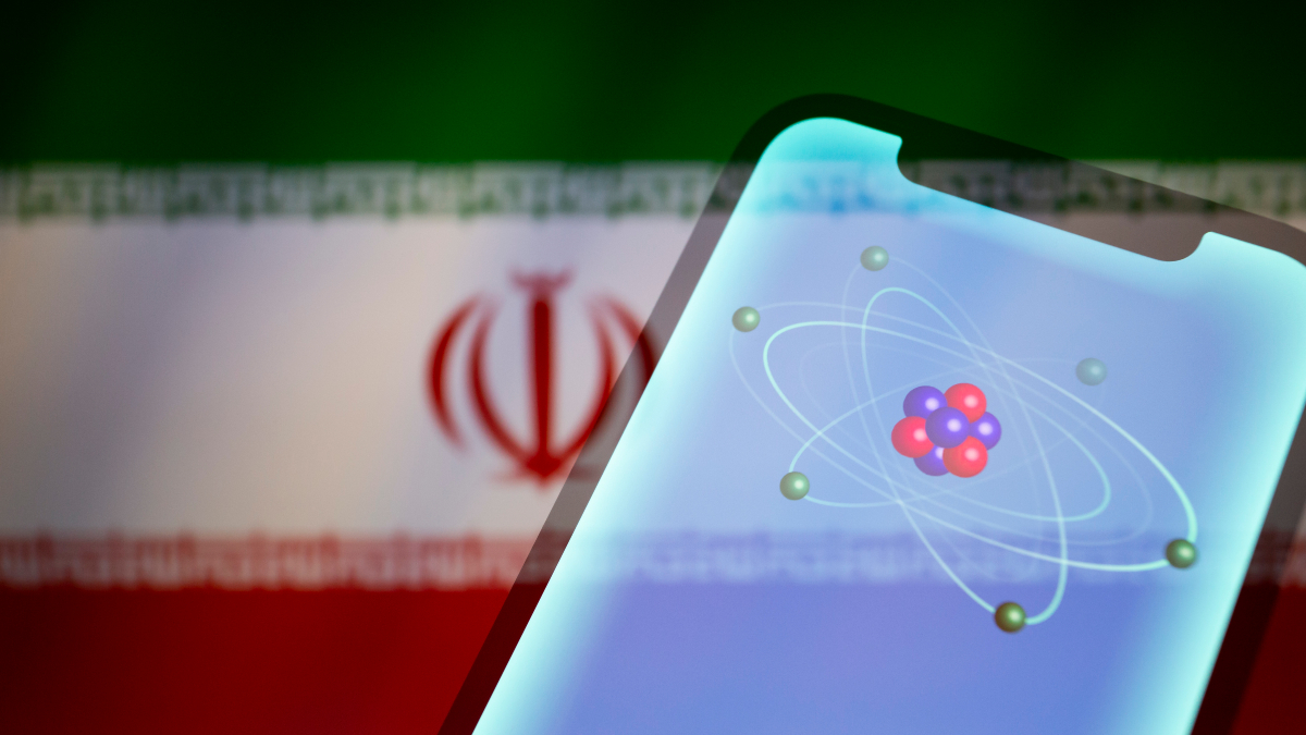 Una representación de un átomo sobre una bandera de Irán