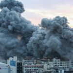 Un edificio de Gaza ardiendo tras el bombardeo de Israel