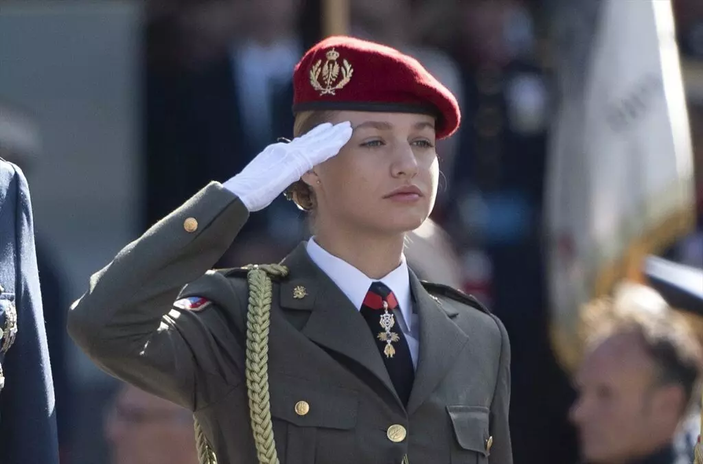 La princesa Leonor, con el uniforme de gala en el desfile militar del Día de la Hispanidad
