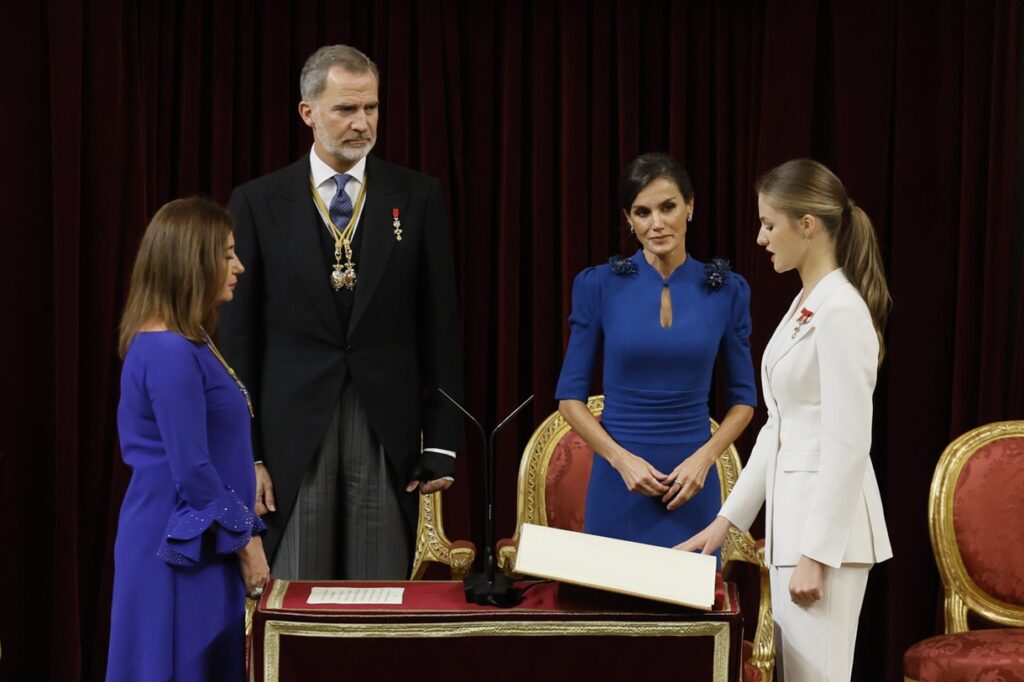 La princesa Leonor jura la Constitución ante la atenta mirada de sus padres, los reyes Felipe VI y Letizia