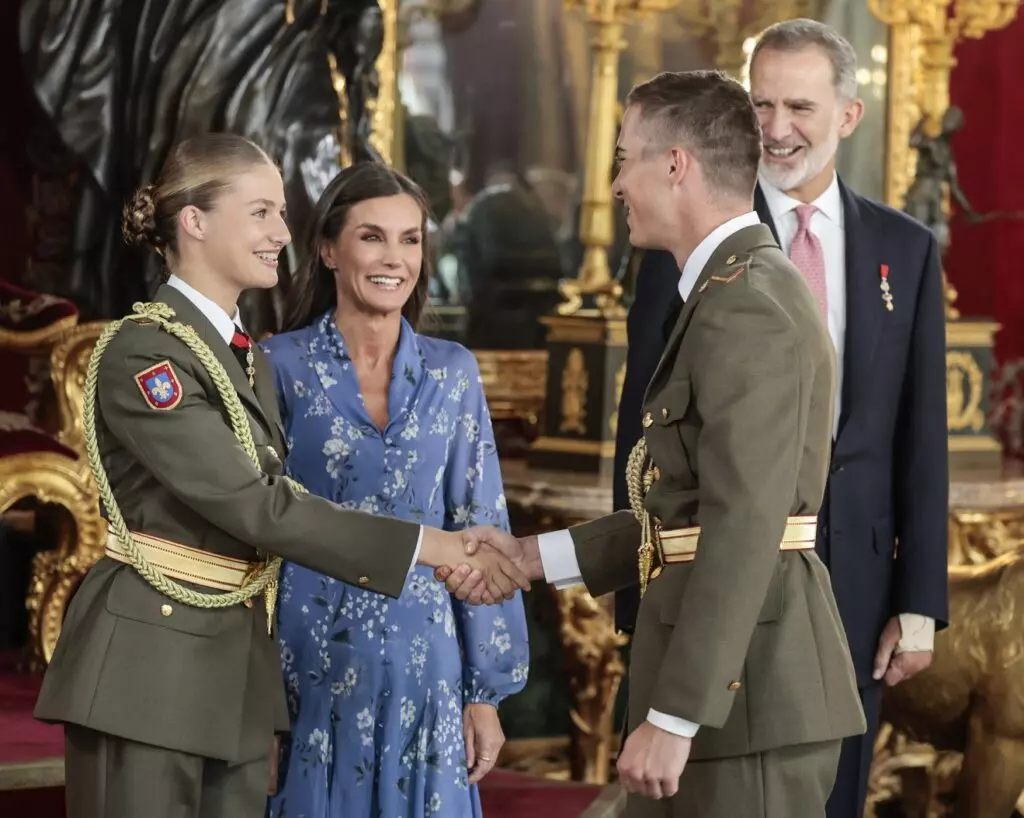 La princesa Leonor saluda a su compañero mientras los reyes Felipe y Letizia se ríen