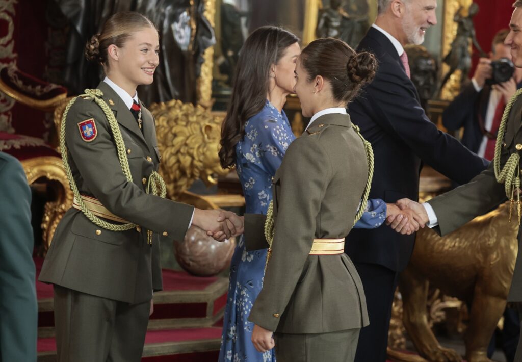 La princesa Leonor saluda a una compañera cadete de la Academia Militar de Zaragoza