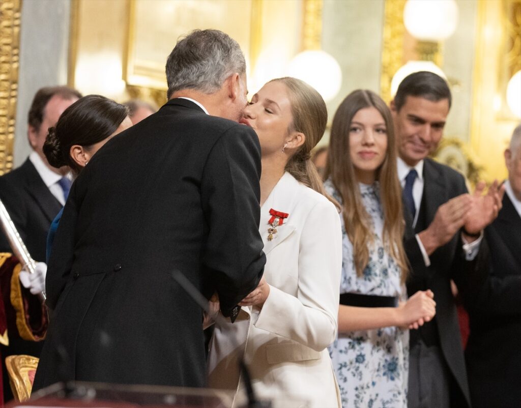 La princesa Leonor y el rey Felipe VI se dan un beso en el acto de la jura de la Constitución
