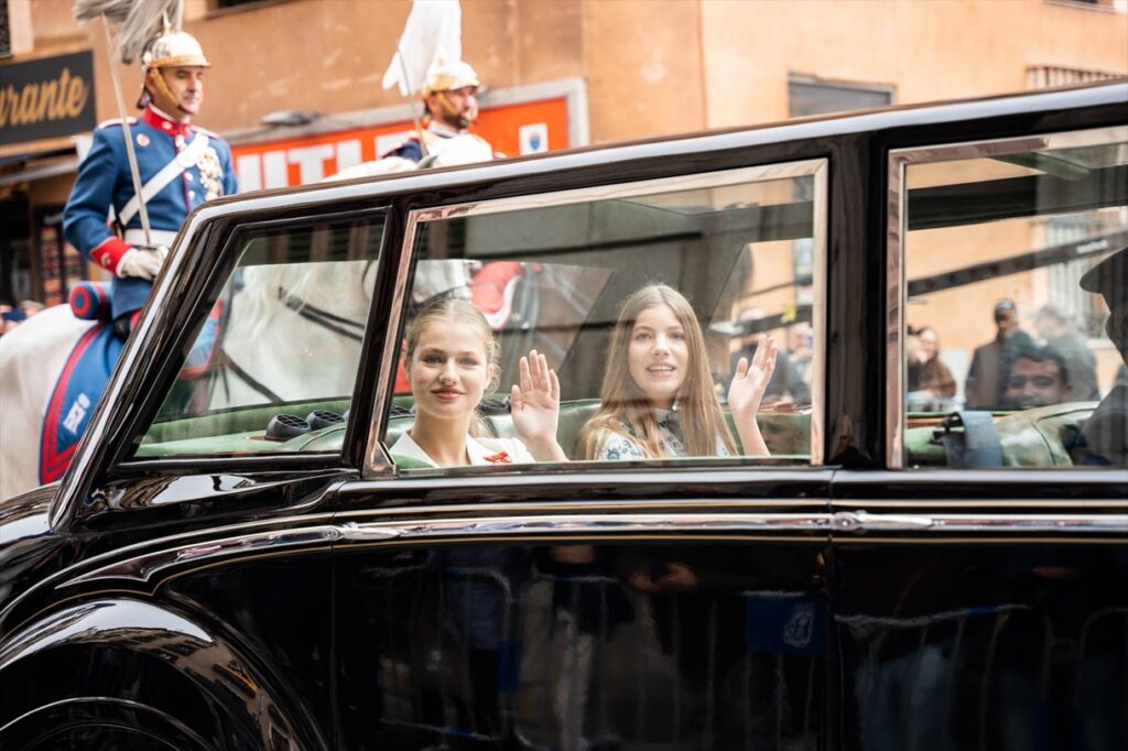 La princesa Leonor y la infanta Sofía, en coche hacia el Palacio Real