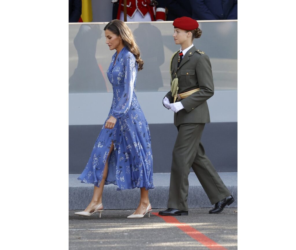 La reina Letizia, con vestido de Juan Vidal y la princesa Leonor con uniforme de gala
