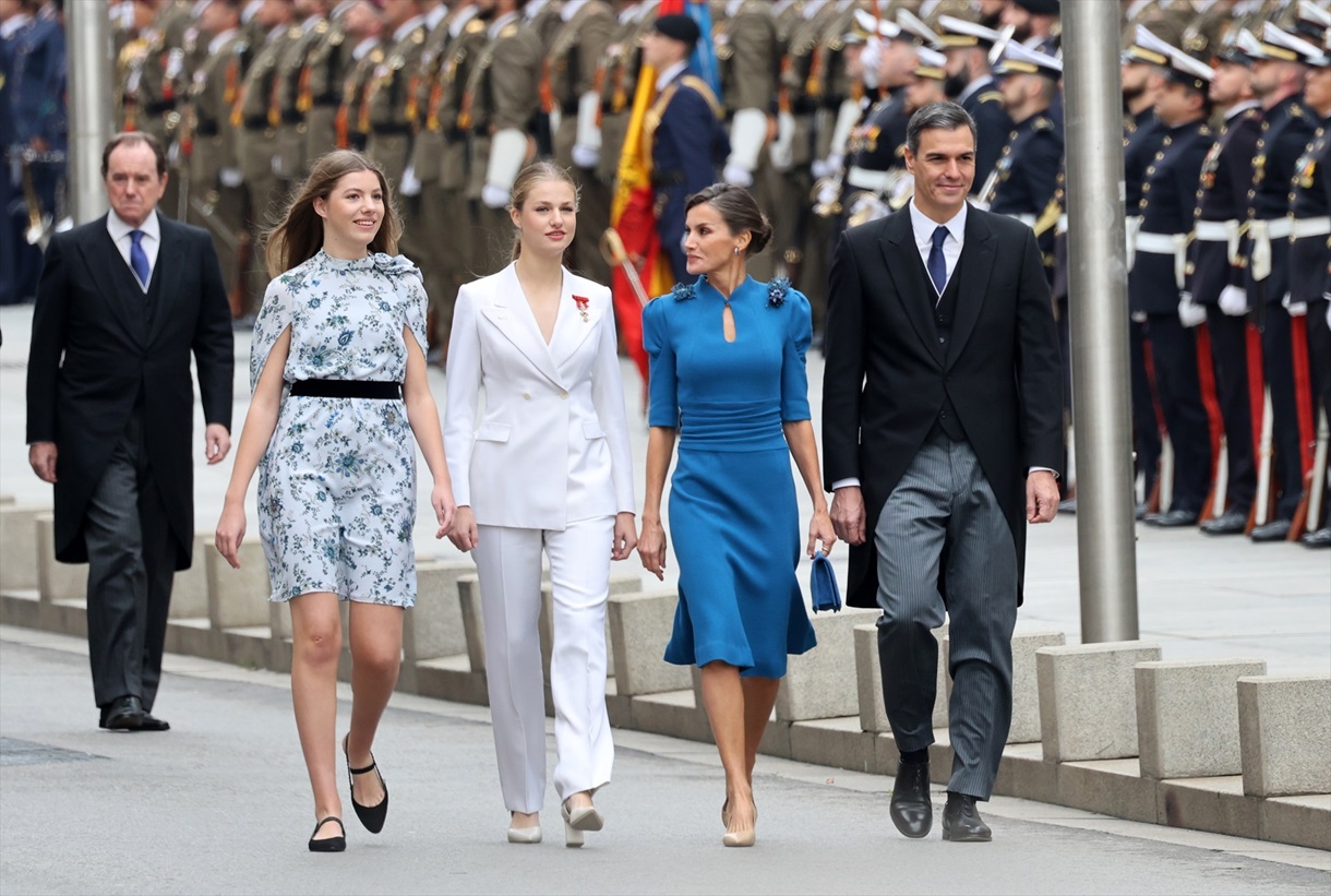 La reina Letizia, la princesa Leonor, la infanta Sofía y Pedro Sánchez antes de entrar en el Congreso