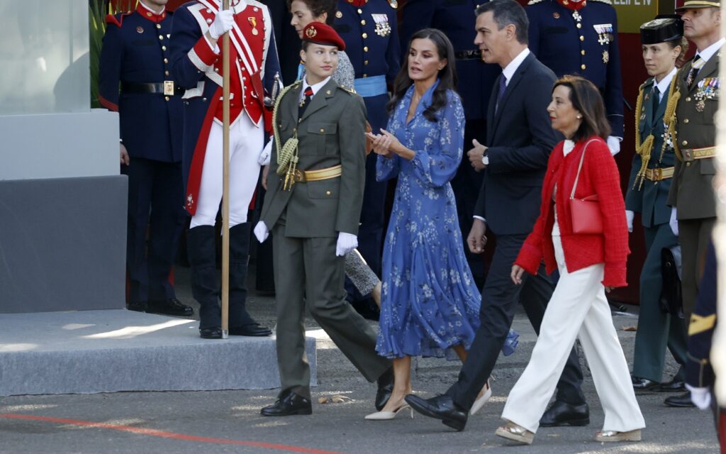 La reina Letizia llevó un vestido camisero azul de Juan Vidal