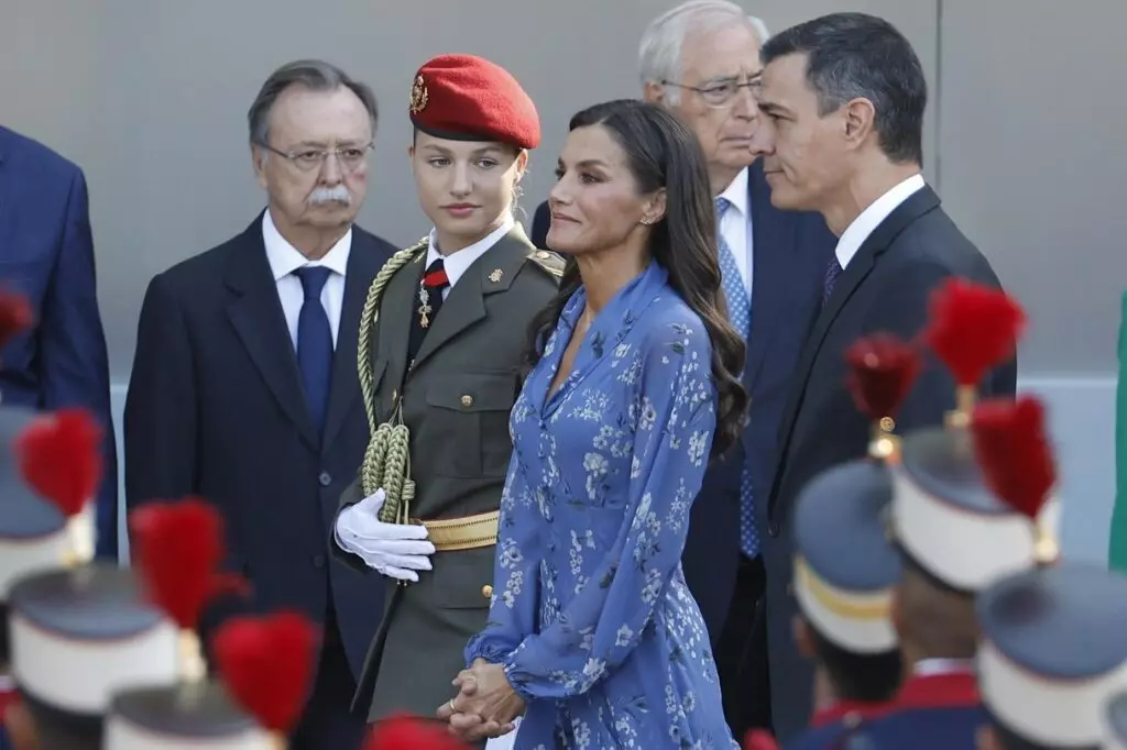 La reina Letizia llevó un vestido de Juan Vidal al desfile del 12 de octubre