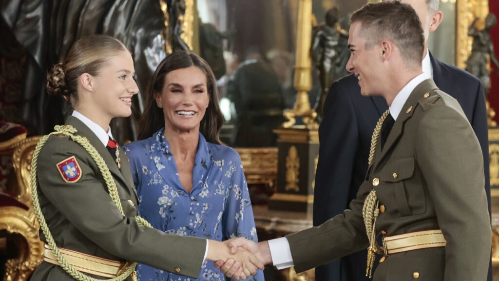 El vídeo de la princesa Leonor y sus miradas y sonrisas con un compañero de la Academia Militar se hace viral: 