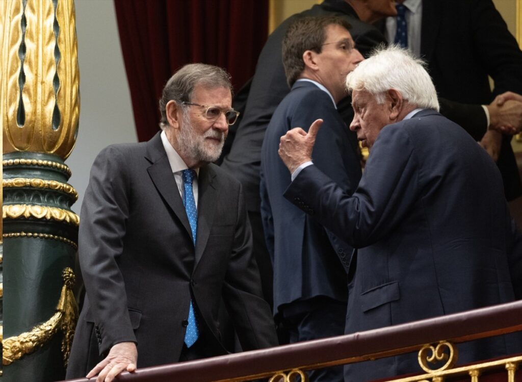 Los expresidentes del Gobierno, Mariano Rajoy y Felipe González, en la jura de la Constitución