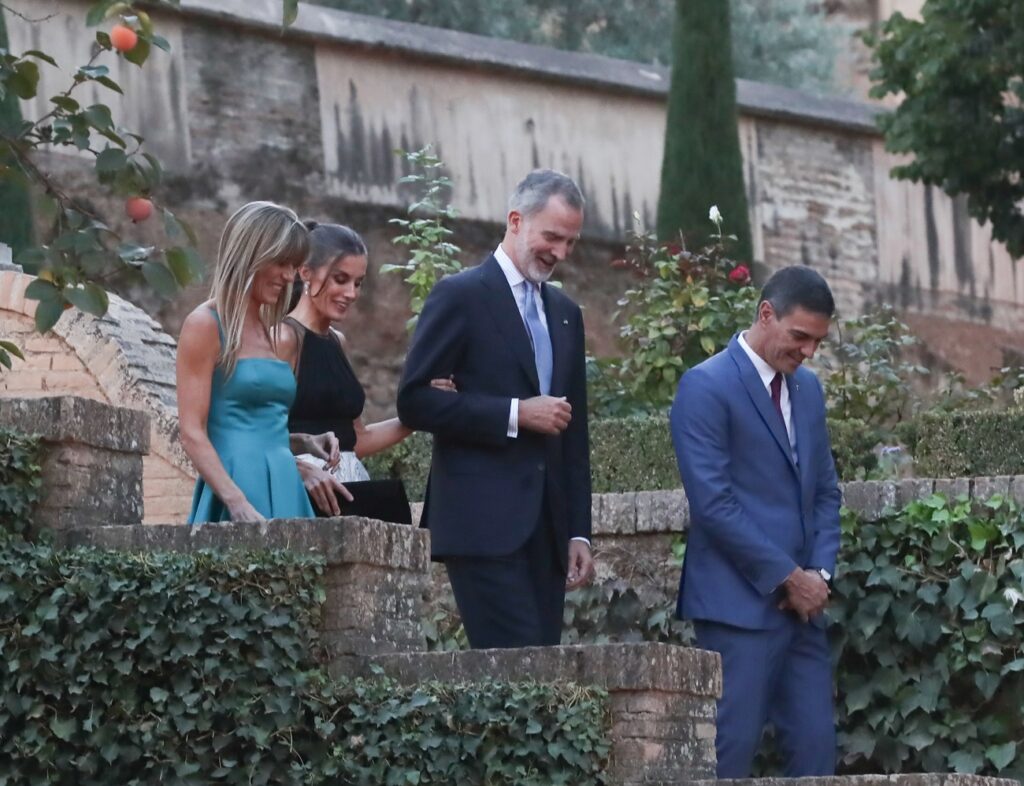 Los reyes Felipe y Letizia con Pedro Sánchez y Begoña Gómez en la Alhambra de Granada