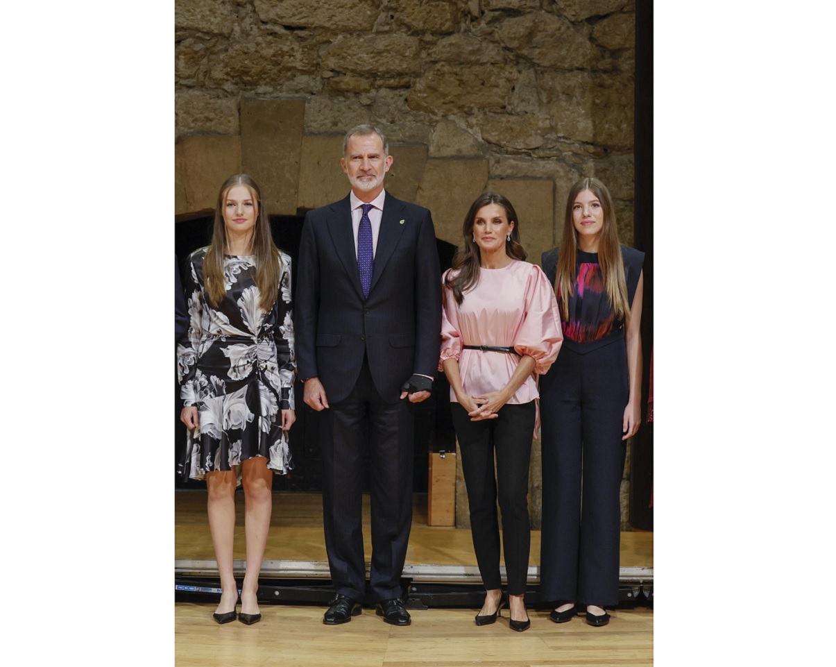 Los reyes Felipe y Letizia, con sus hijas Leonor y Sofía en el concierto de los premios Princesa de Asturias 2023