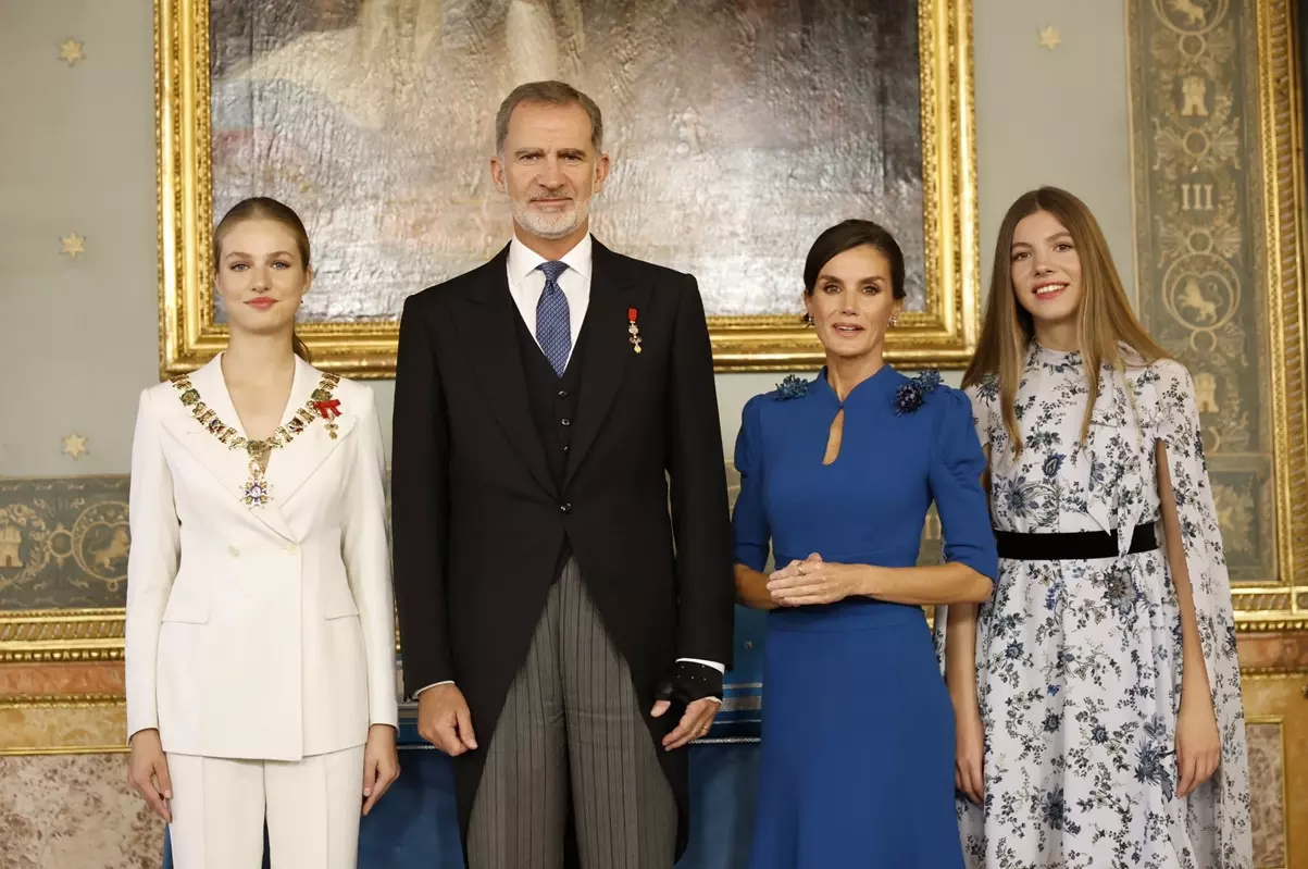 Los reyes Felipe y Letizia con sus hijas, la princesa Leonor y Sofía en el Palacio Real
