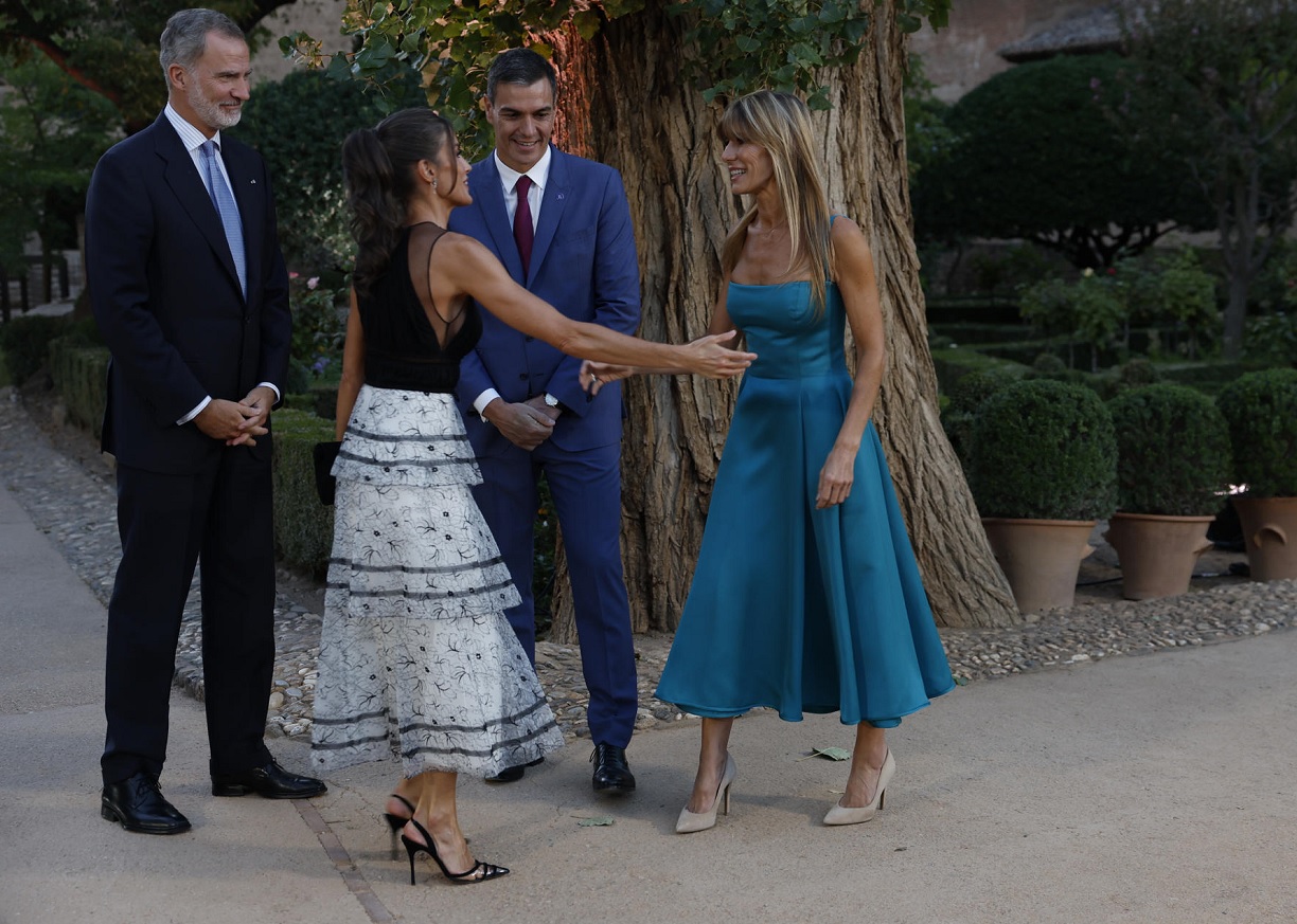 Los reyes Felipe y Letizia saludan a Pedro Sánchez y su mujer Begoña Gómez