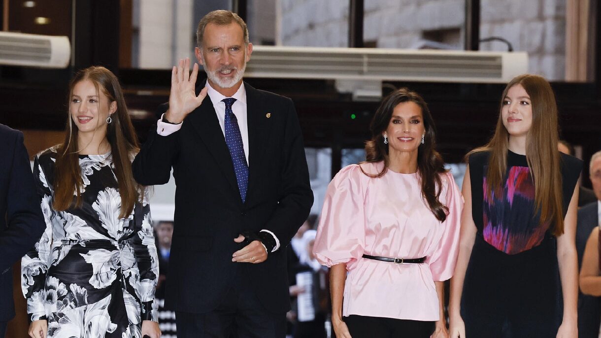Los reyes Felipe y Letizia y sus hijas, Leonor y Sofía, presiden el concierto previo a los Princesa de Asturias