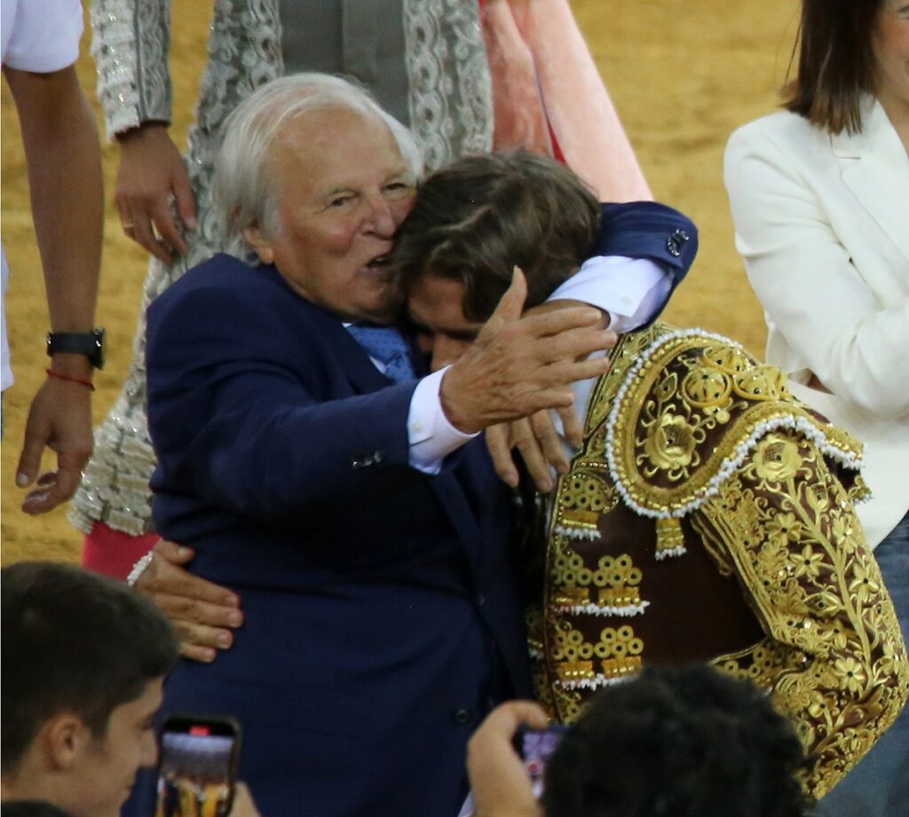 Manuel Benítez abraza a su hijo Manuel Diaz El Cordobés
