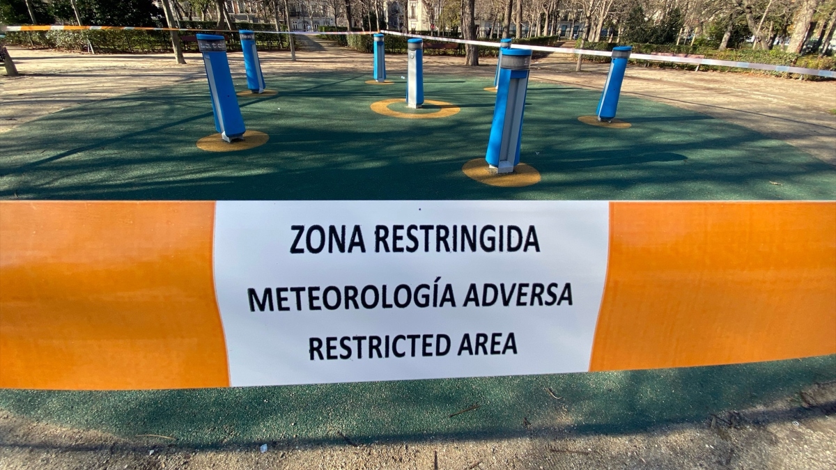 Una zona restringida al paso con una cinta tras activarse la alerta amarilla por meteorología adversa