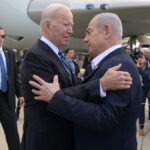 El primer ministro israelí, Benjamin Netanyahu (derecha), da la bienvenida al presidente estadounidense, Joe Biden, a su llegada a Israel en una muestra de solidaridad tras el ataque sin precedentes de Hamás lanzado desde la Franja de Gaza.