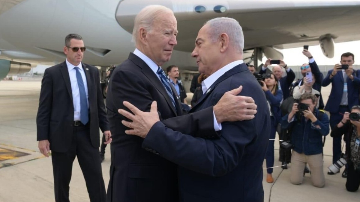 El primer ministro israelí, Benjamin Netanyahu (derecha), da la bienvenida al presidente estadounidense, Joe Biden, a su llegada a Israel en una muestra de solidaridad tras el ataque sin precedentes de Hamás lanzado desde la Franja de Gaza.