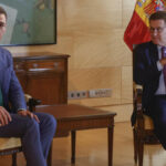 Pedro Sánchez (i) y Alberto Núñez Feijóo, este lunes en el Congreso.