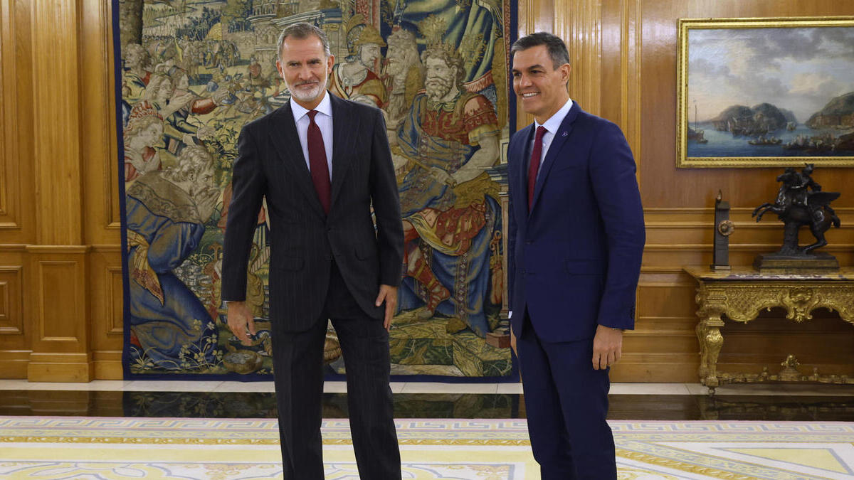 El rey Felipe VI (i) recibe al líder del PSOE, Pedro Sánchez.