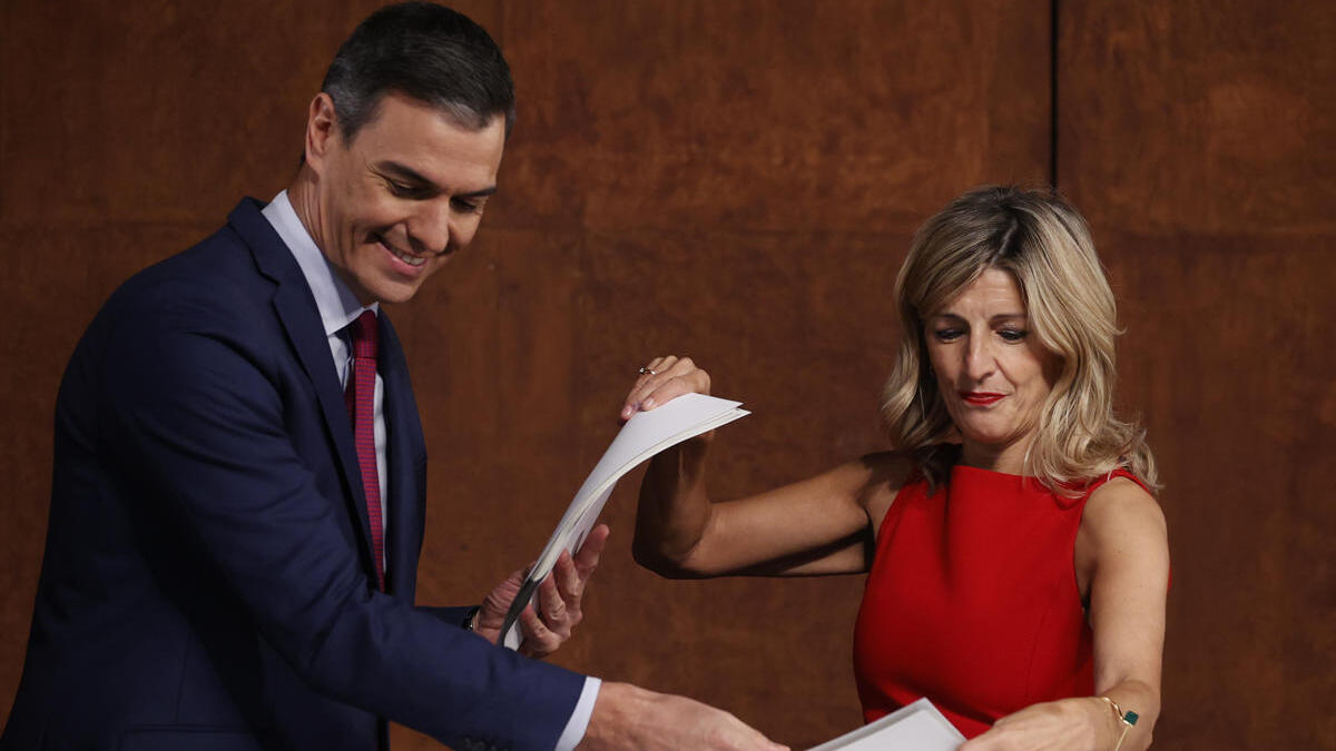 Pedro Sánchez y Yolanda Díaz firman el acuerdo de gobierno.