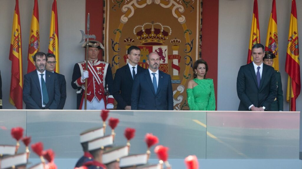 Rifirrafe de Sánchez y Feijóo por los pitidos del desfile: el Presidente responsabiliza al PP y el 'popular' le exige respeto
