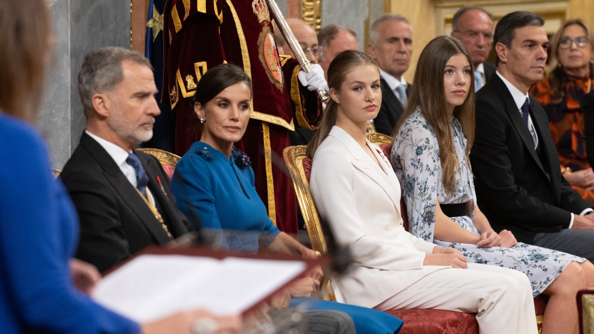 La princesa Leonor durante la jura de la Constitución rodeada de la Familia Real