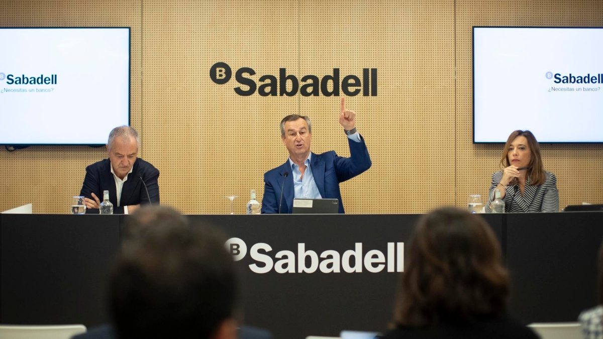 El consejero delegado de Banco Sabadell, César González Bueno (c) y el director del Negocio de Particulares, Jorge Rodríguez