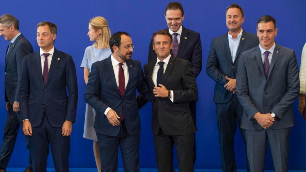 El presidente en funciones del Gobierno español, Pedro Sánchez (d), y el presidente francés, Emmanuel Macron, entre otros, tras la foto de familia después de la reunión de los Veintisiete