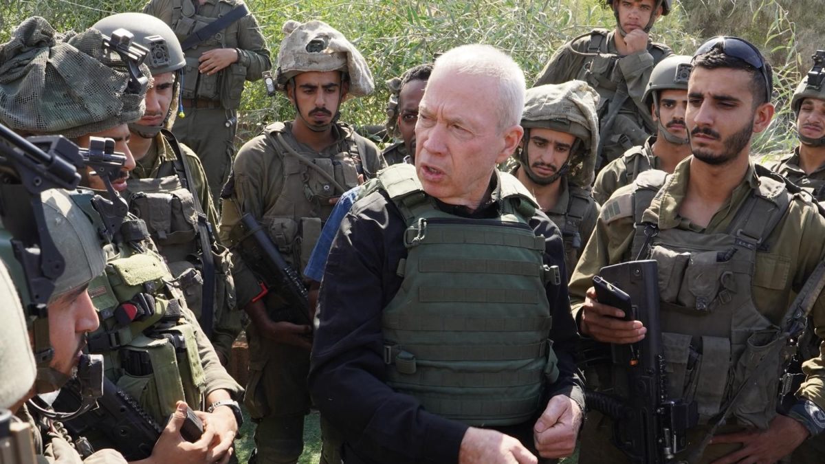 El ministro de Defensa Israelí, Yoav Gallant, hablando con varios soldados en el frente