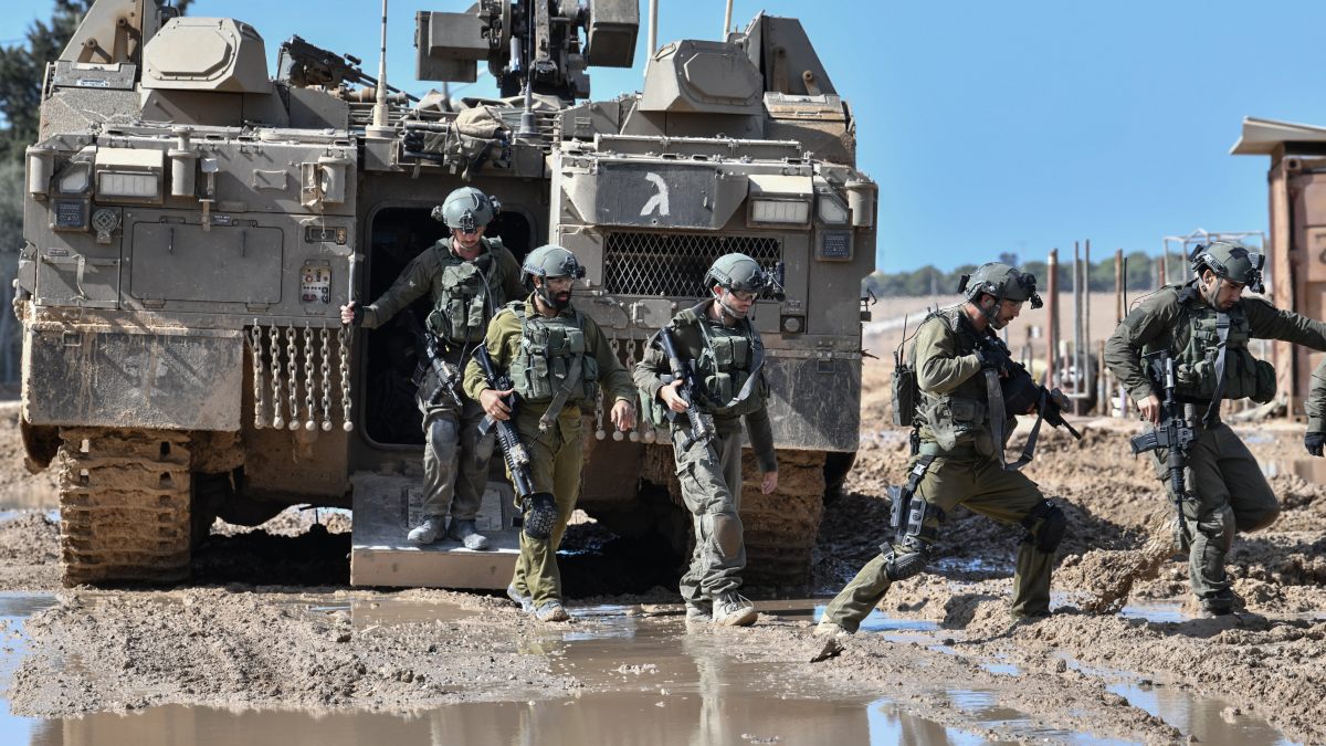 Varios soldados israelís bajando de un camión militar