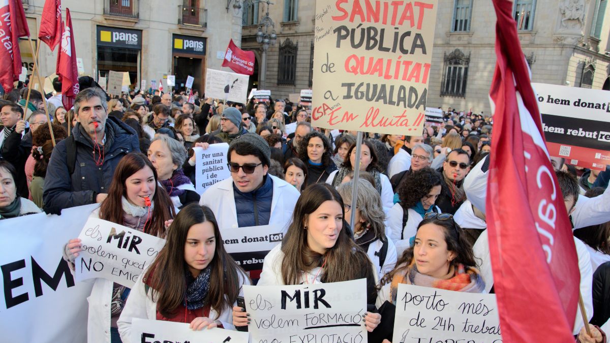 Médicos en una manifestación en Cataluña