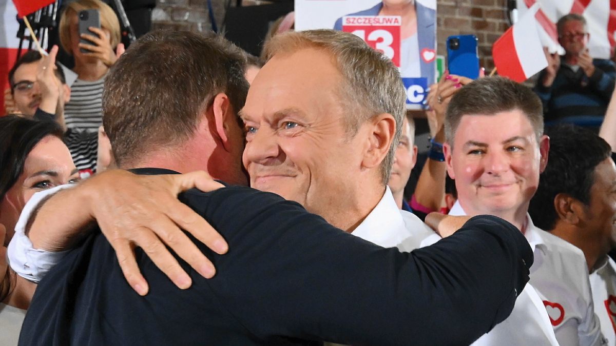 El líder de la oposición polaca, Donald Tusk, celebra su victoria en las elecciones