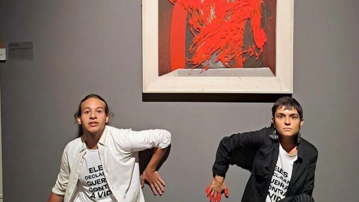 Los dos activistas climáticos tras atacar el cuadro de Picasso y pegarse a la pared