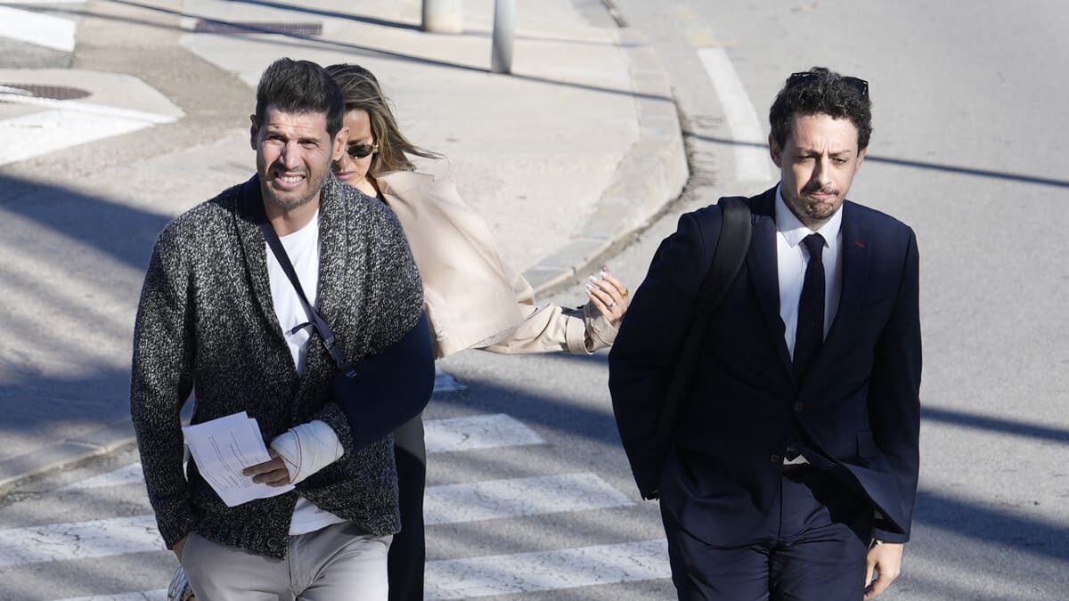 El director de la selección masculina de fútbol, Albert Luque (i), a su llegada a los juzgados de Terrassa (Barcelona)