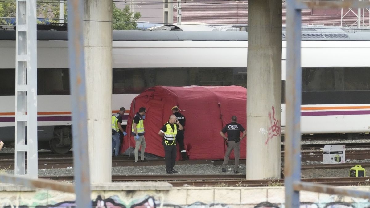Un grupo de personas trabajan tras la aparición del cadáver de Álvaro Prieto