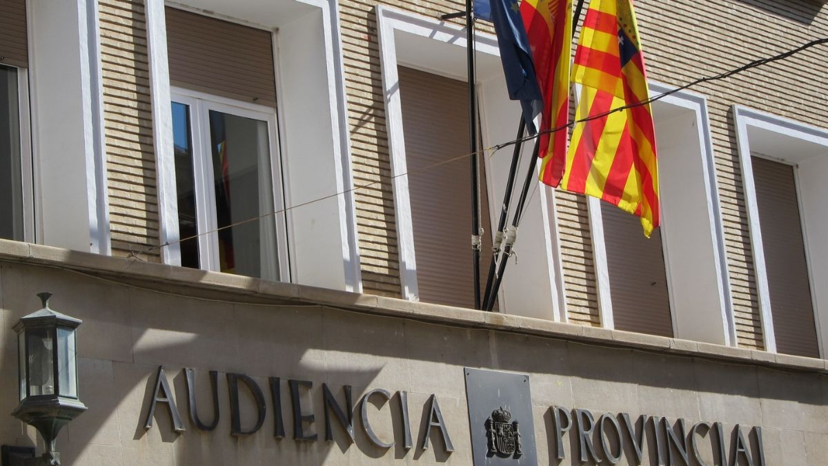 Entrada de la Audiencia Provincial de Huesca
